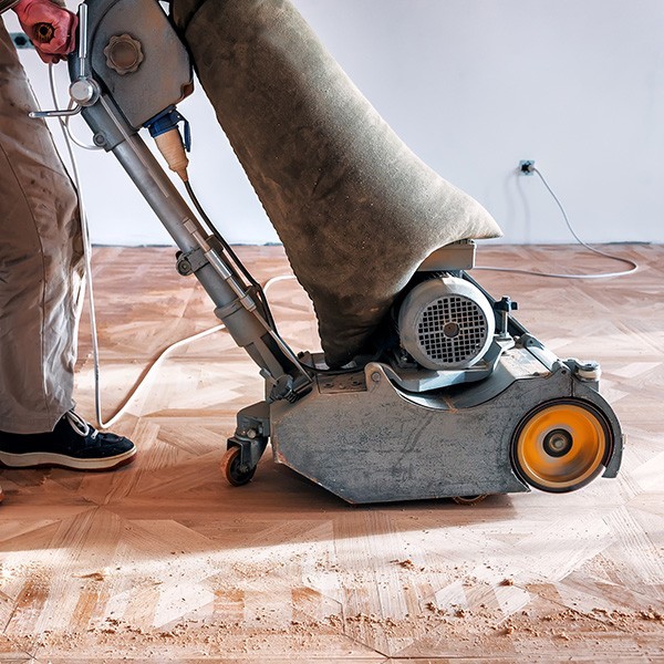 master with the grinding machine clean parquet